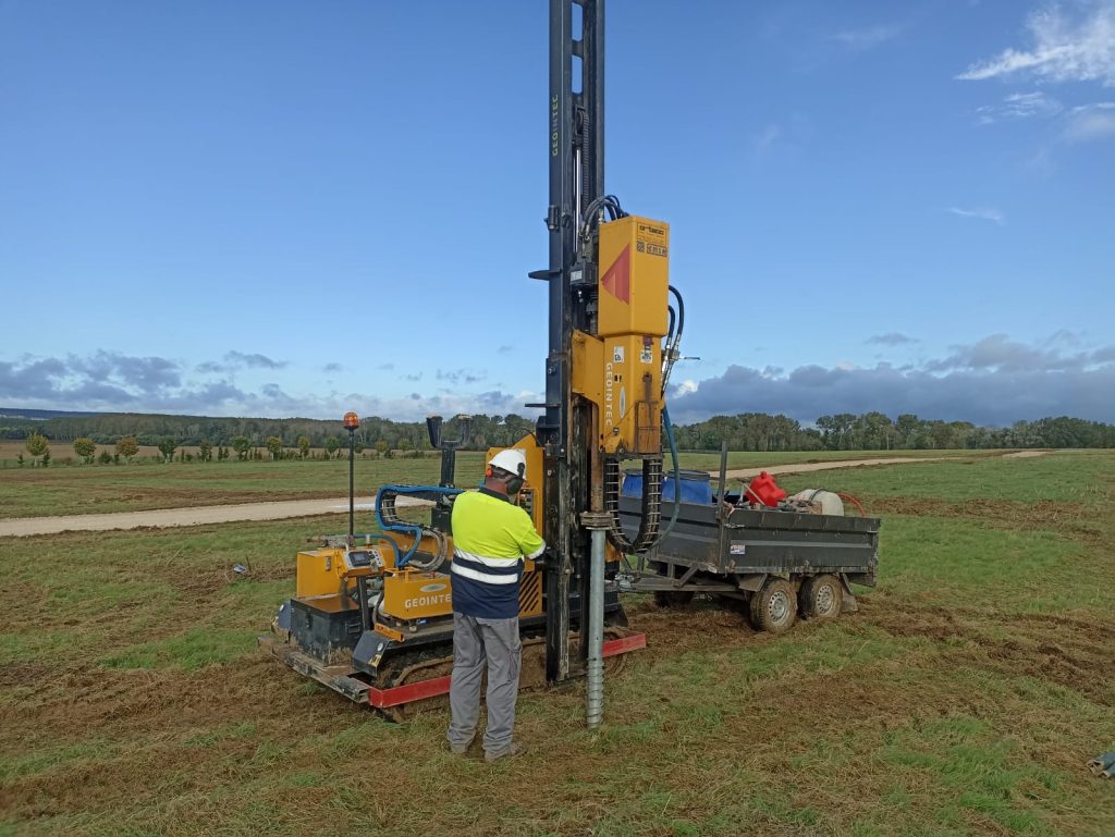 Un opérateur de GEOINTEC assistant aux tests de charge ou pull-out test pour vis de fondation en Europe.