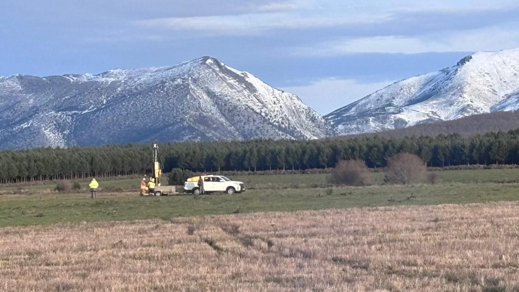 L'une des machines de battage de GEOINTEC assistant aux tests de charge ou pull-out test pour vis de fondation avec les Pyrénées en arrière-plan.